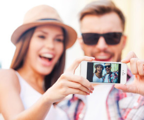 Zwei Menschen machen ein Selfie 