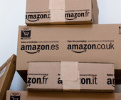 Mehrere Amazon Pakete übereinander gestapelt