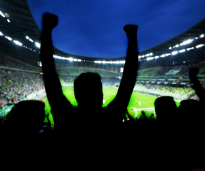 Jubelnde Menschen im Fußballstadion