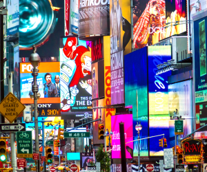 Dunkle Straße mit vielen leuchtenden Werbeanzeigen auf Bildschirmen