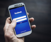 Smartphone mit Facebook-Interface