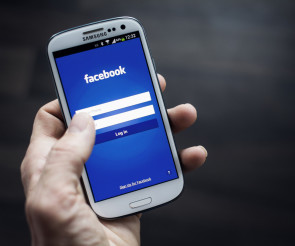 Smartphone mit Facebook-Interface 