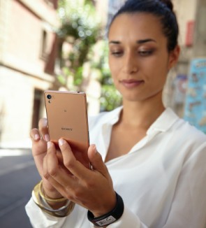 Frau mit einem Sony-Smartphone in der Hand
