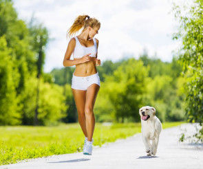 Frau und Hund beim Joggen 