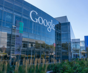 Firmengebäude mit Firmenaufschrift "Google"  