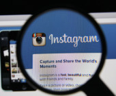 Instagramhomepage wird mit einer Lupe untersucht