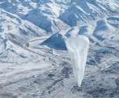 Google Ballon aus dem Projekt Loon fliegt über Schneelandschaft
