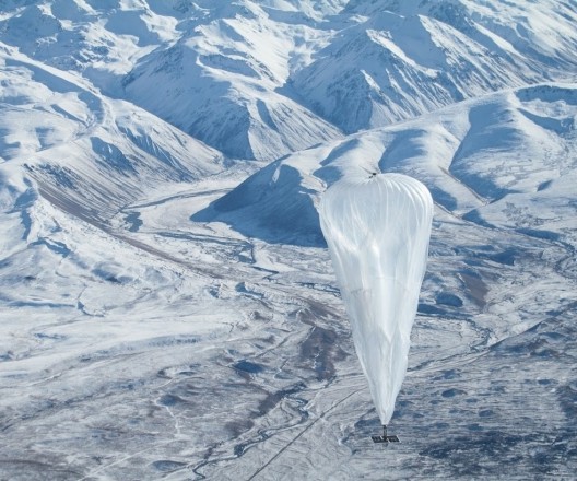 Google Ballon aus dem Projekt Loon fliegt über Schneelandschaft 