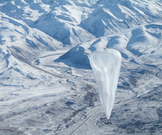 Google Ballon aus dem Projekt Loon fliegt über Schneelandschaft Google Ballon aus dem Projekt Loon fliegt über Schneelandschaft