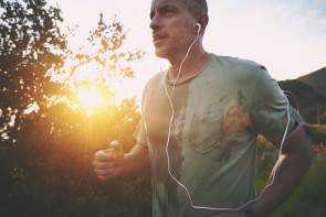 Mann joggt und hört dazu Musik