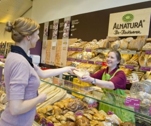 Verkäuferin und Kundin bei Alnatura 