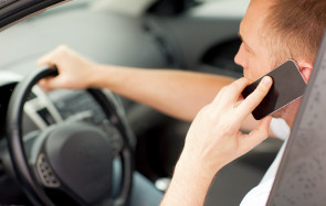 Autofahrer mit Smartphone am Steuer 