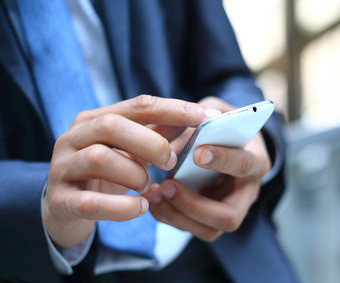 Mann mit Smartphone in der Hand Mann mit Smartphone in der Hand