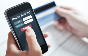 Smartphone mit Mobile-Banking-App 