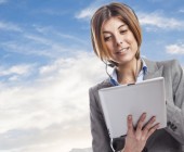 Business Frau steht mit einem Tablet in der Hand