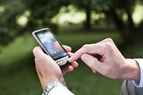 Smartphone auf der Wiese 