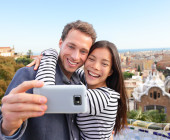 Mann und Frau machen Selfie mit Smartphone
