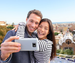 Mann und Frau machen Selfie mit Smartphone 