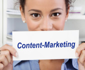 Frau mit Schild Content-Marketing