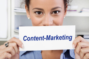 Frau mit Schild Content-Marketing 