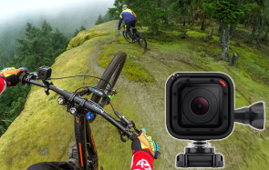 Mountain-Biker mit Action-Kamera 