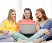 Drei Mädchen schauen auf Laptop