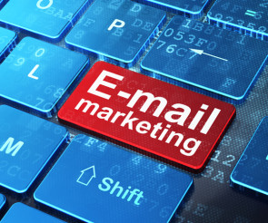 E-Mail-Marketing-Taste auf einer Tastatur 