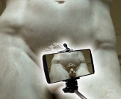 Selfie-Stick und die David-Statue von Michelangelo