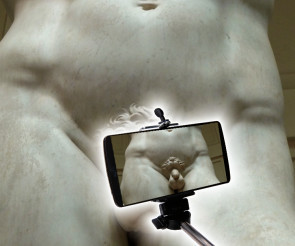 Selfie-Stick und die David-Statue von Michelangelo 
