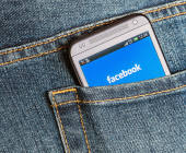 Handy mit Facebook App in Hosentasche