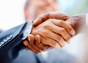 Geschäftspartner reichen sich die Hände Geschäftspartner reichen sich die Hände
