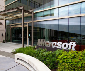 Microsoft-Gebäude mit Logo 