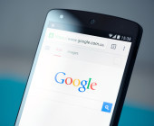 Website von Google auf Smartphone