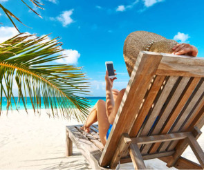 Smartphone-Nutzerin am Strand 