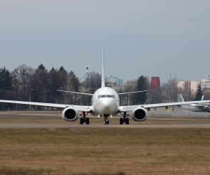 Flugzeug auf Startbahn 