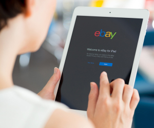 Frau surft auf eBay mit Tablet