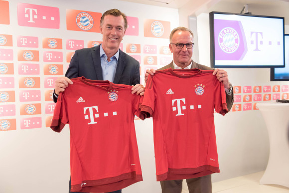 Michael Hagspihl, Geschäftsführer Privatkunden der Telekom Deutschland (li.), und Karl-Heinz-Rummenigge, Vorstandsvorsitzender der FC Bayern München AG 
