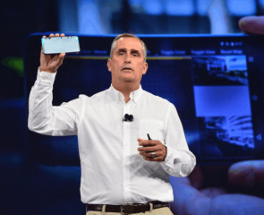 Projekt Tango: Brian Krzanich präsentiert Googles Tango-Smartphone mit 3D RealSense.