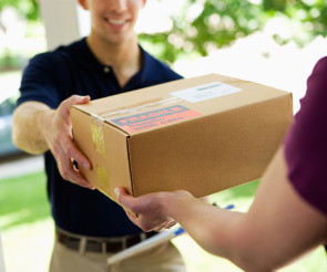 Paketbote übergibt Paket an Kunden 