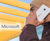 Mann mit Microsoft Lumia-Smartphone