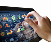 Hand auf Tablet
