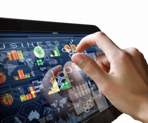 Hand auf Tablet 