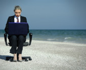 Frau arbeitet am Strand