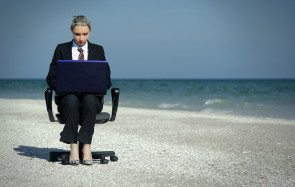 Frau arbeitet am Strand 