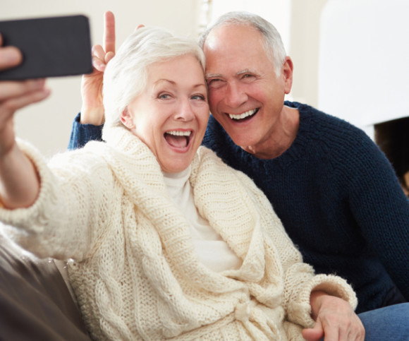 Älteres Ehepaar macht Selfie mit Smartphone Älteres Ehepaar macht Selfie mit Smartphone