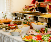 Tisch mit Essen vom Catering