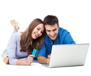 Mann und Frau beim Online-Shopping 