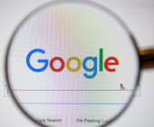 Google Logo mit Lupe