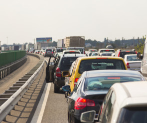 Autos und LKWs im Stau