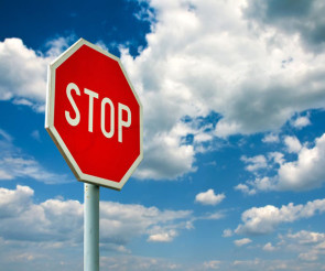 Stop Schild vor Himmel 